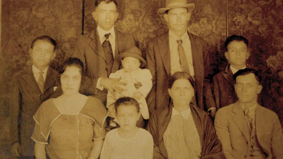 Fotografia  de mi abuelo materno Juan Avila junto a su madre, hermanos, sobrinos y cuñada en Los Angeles california aproximadamente en 1930.